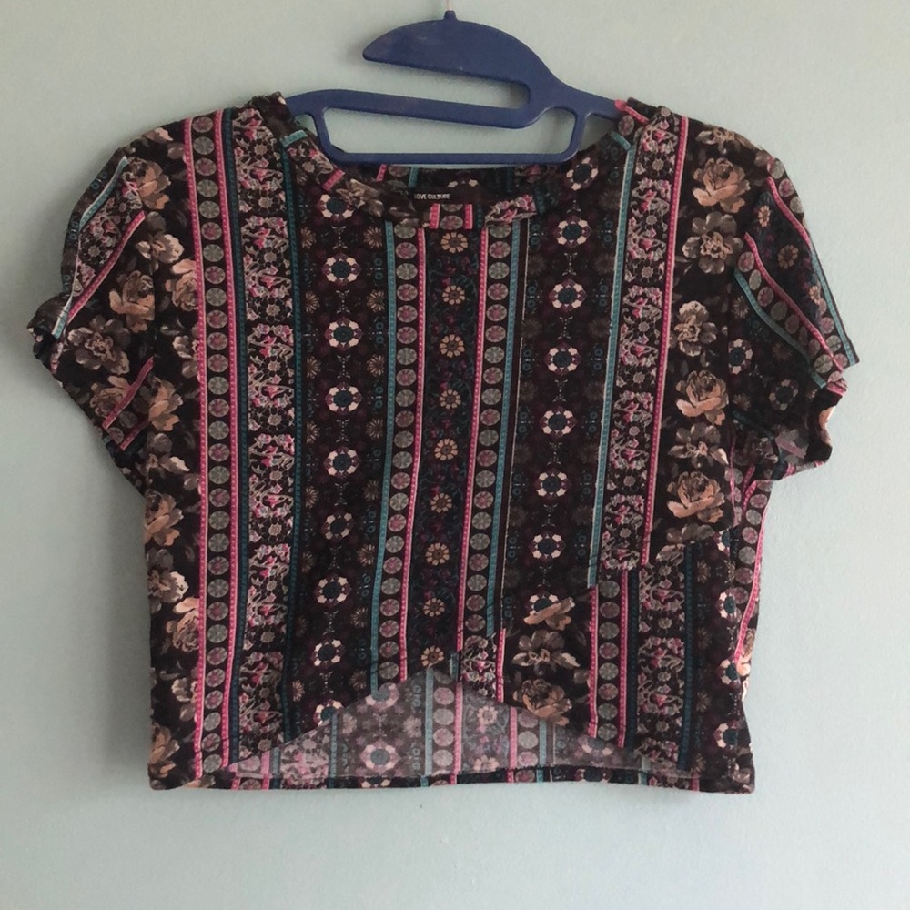 Love culture. Crop top.